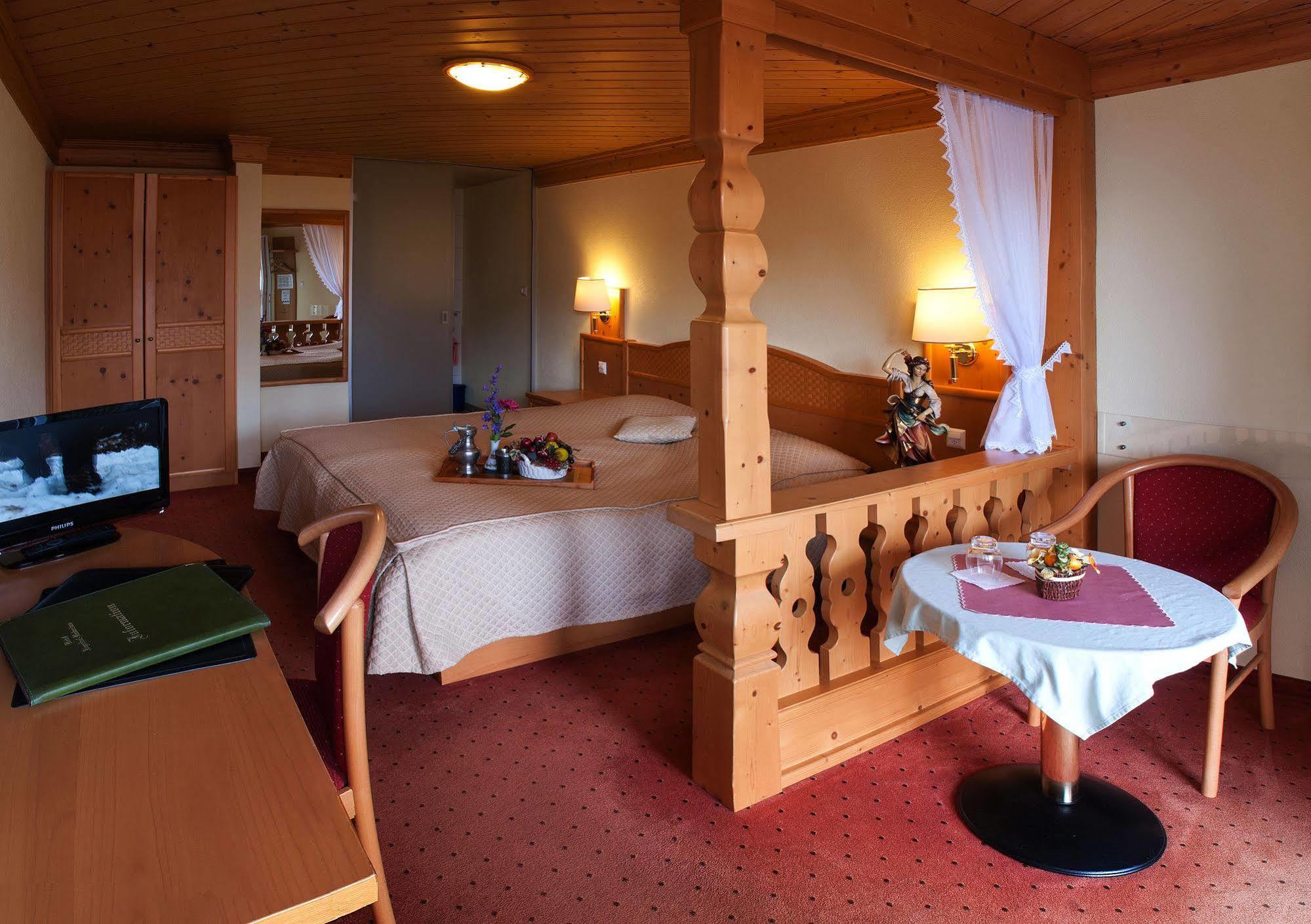 Seehotel Boutique Jaegerhof-Hubertus Faulensee Exterior photo